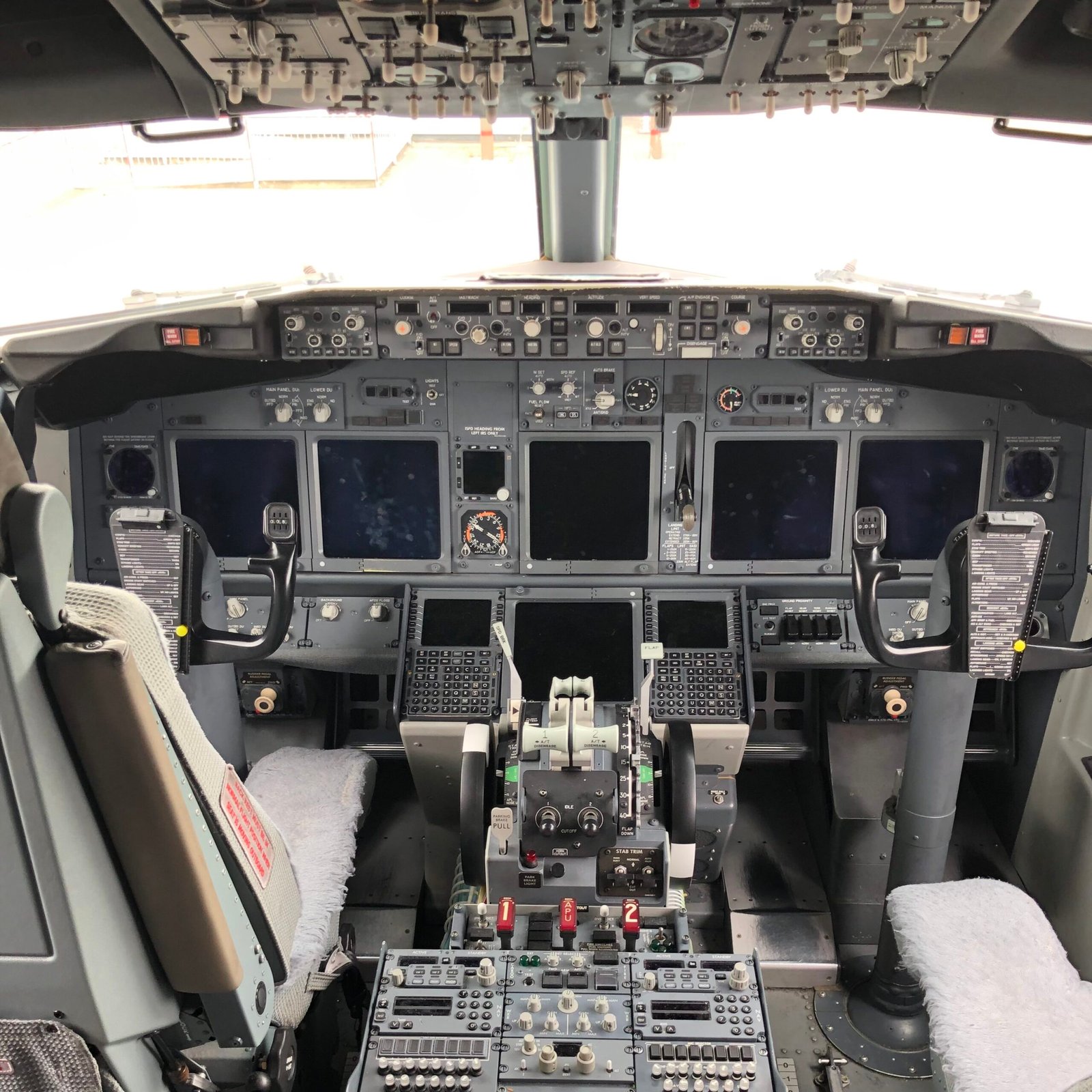 737 flight deck